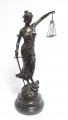 Бронзовая статуя правосудия - Фемида