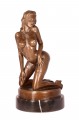 Бронзовая статуя сексуальной девушки в чулках