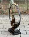 Бронзовая статуя обнаженной девушки с птицами