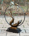 Бронзовая статуя обнаженной девушки с птицами