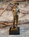 Эротическая бронзовая статуэтка обнаженного мужчины в ковбойской одежде