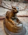 Роскошная бронзовая статуя львицы