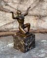 Бронзовая статуя - Обнаженный мужчина стоит на коленях