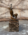 Бронзовая статуя - Обнаженный мужчина стоит на коленях