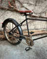 Металлическая модель черного велосипеда из листового металла