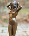 Прекрасная скульптура обнаженной девушки из бронзы
