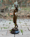 Прекрасная скульптура обнаженной девушки из бронзы
