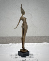 Современная бронзовая статуя - обнаженная женщина 2
