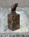 Бронзовая статуя кота на мраморном постаменте