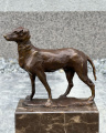 Бронзовая статуя охотничьей собаки на мраморном постаменте
