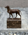 Бронзовая статуя охотничьей собаки на мраморном постаменте