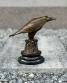 Бронзовая статуя орла на мраморе статуэтки в стиле арт-деко