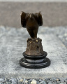 Бронзовая статуя орла на мраморе статуэтки в стиле арт-деко