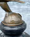 Бронзовая статуя орла на глобусе - статуэтка в стиле ар-деко