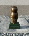 Бронзовая статуэтка мудрой совы на мраморном постаменте