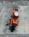 Жестяная модель красного мотоцикла