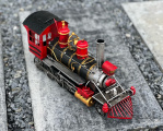 Ретро модель локомотива - красного
