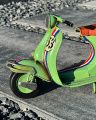Ретро-модель зеленого скутера Vespa из листового металла
