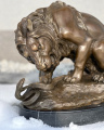Большая роскошная бронзовая статуя льва и змеи 2
