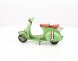 Ретро-модель зеленого скутера Vespa из листового металла