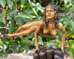 Бронзовая статуя обнаженной женщины на запястье