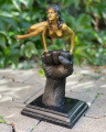 Бронзовая статуя обнаженной женщины на запястье