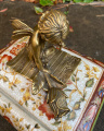 Шкатулка из фарфора, Ангел, сидящий на книге