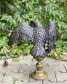 Большая бронзовая статуя орла на постаменте
