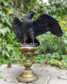 Большая бронзовая статуя орла на постаменте