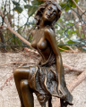 Статуя Леди на стуле из бронзы