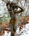 Большая скульптура обнаженной девушки из бронзы