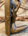 Эротическая бронзовая фигурка обнаженной женщины в наручниках