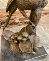 Статуя птицы из бронзы