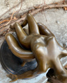 Эротическая бронзовая статуэтка обнаженной сексуальной женщины на стуле
