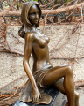 Эротическая бронзовая статуя полуобнаженной девушки