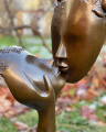 Статуя Поцелуй двух лиц из бронзы