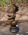 Бронзовая статуя - Обнаженная женщина и Земля
