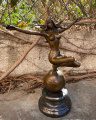 Бронзовая статуя - Обнаженная женщина и Земля