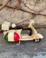 Ретро модель скутера из листового металла - белого цвета