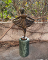 Статуя девочки в платье из бронзы 2