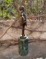 Статуя девочки в платье из бронзы 2
