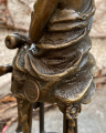 Статуя девушки на стуле из бронзы