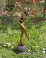 Статуя обнаженной женщины с кольцами из бронзы