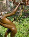 Статуя обнаженной женщины с кольцами из бронзы