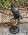 Статуя бронзового орла