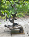 Бронзовая скульптура рука ладонь и бабочки