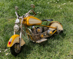Металлическая модель желтого мотоцикла