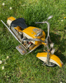 Металлическая модель желтого мотоцикла