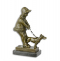 Бронзовая статуя девочка выгуливает собаку 