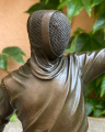 Бронзовая статуя статуэтка фехтовальщика спорт